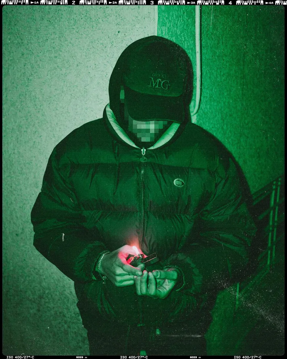 活动记录拍摄现场，摄像师在会场侧位记录台上发言与观众席